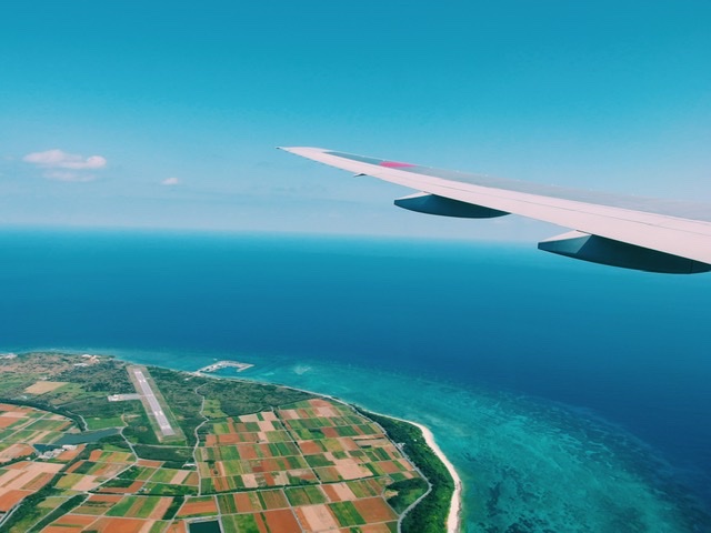 飛行機の窓から見る沖縄の離島